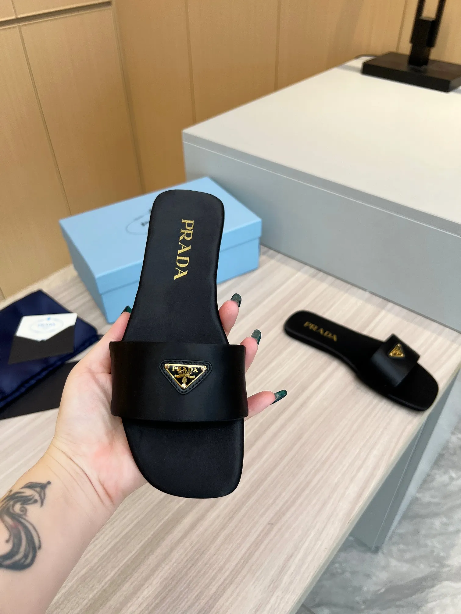 👟👟Ex-factory price 420👟👟 Top version on the market🔥4048SS Prada〰️Triangle logo ✔️Top quality ✔️Elegant, intellectual, retro and cute in one ✔️Upper: original silk surface ➕Original hardware buckle ✔️Inner: lambskin lining ✔️Original Italian leather outsole ✔️12 colors available from stock ✔️Size: 35-42 (41, 42, customized)